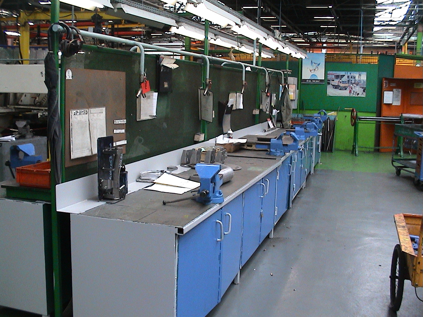 Poste de travail industriel propre et standardisé