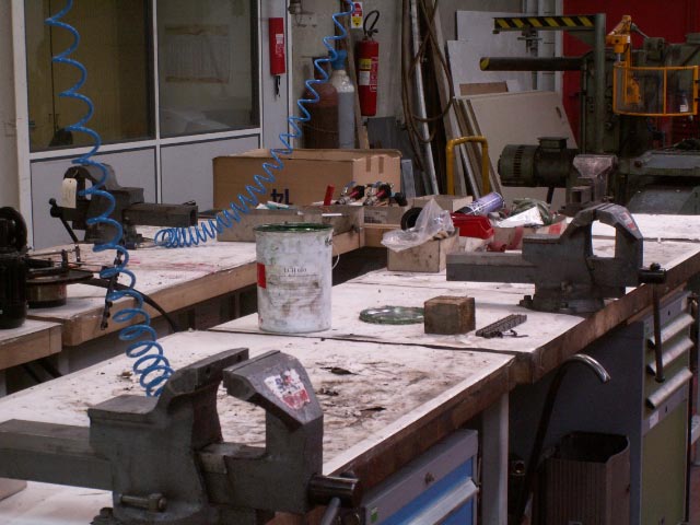 Poste de travail industriel avant 5S